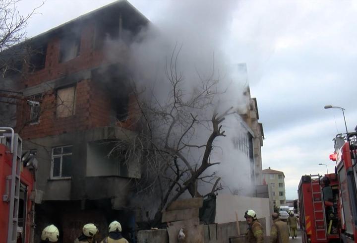 Ataşehir'de 3 katlı binada yangın!