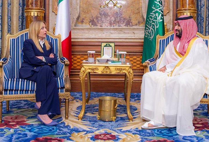 İran savaşı sürecinde ABD Savunma Bakanı Pete Hegseth’in, Kara Kuvvetleri Komutanı dahil 3 generali görevden alması Pentagon’da kriz yarattı. Emekli komutanlar, bu kararların ordu içinde görüş ayrılıklarına tahammülsüzlükten kaynaklandığını savunurken, Pentagon’da ciddi bir karmaşa ve moral bozukluğu yaşandığı belirtiliyor. Tartışmalar, olası bir kara harekâtı ihtimaliyle daha da kritik hale geliyor.3