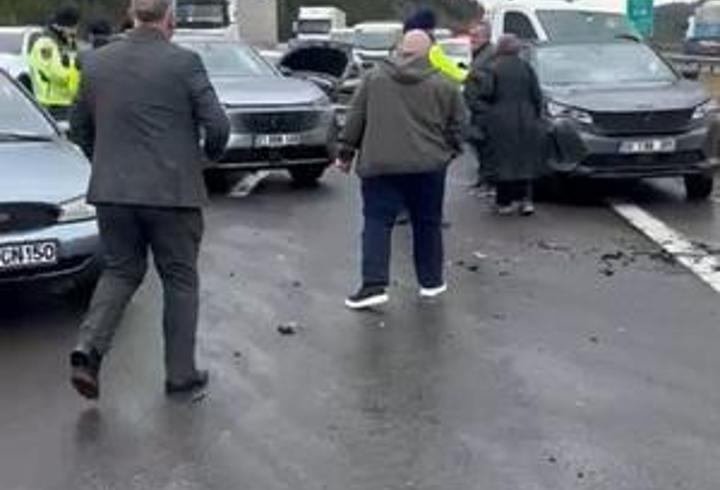 Otoyolda 10 araç zincirleme kazaya karıştı; 6 yaralı