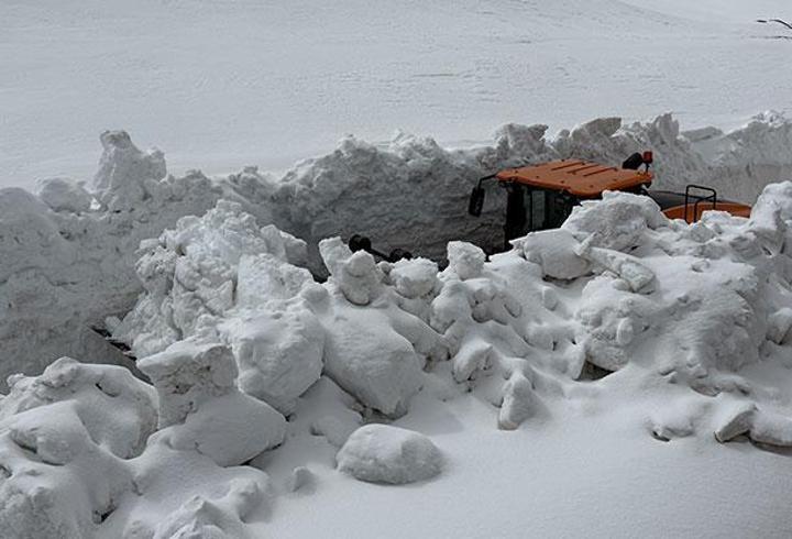 "Kar kaplanları" Erzincan'da metrelerce yükseklikteki karla mücadele ediyor