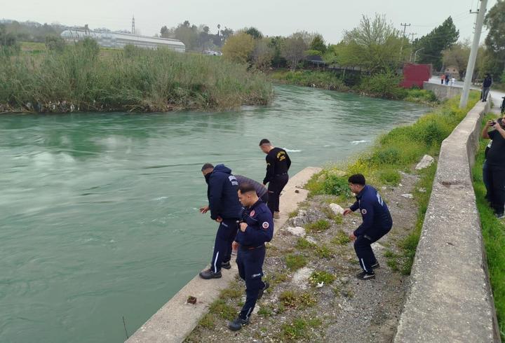 Mersin'de Berdan Çayı'na atlayan genç, suda kayboldu