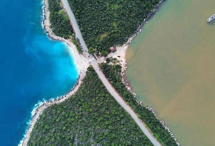 Kaş'ta sağanak sonrası dikkat çeken görüntü! Denizin bir kısmı kahverengiye döndü