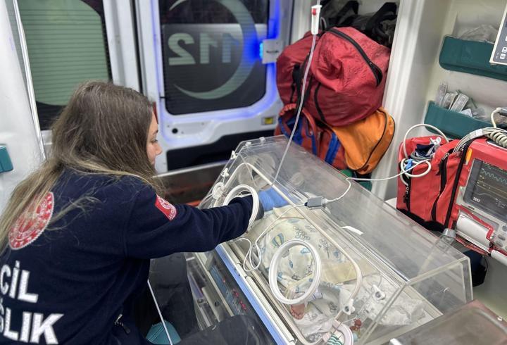 Çanakkale’de 54 günlük bebek, ambulans uçakla Ankara’ya sevk edildi
