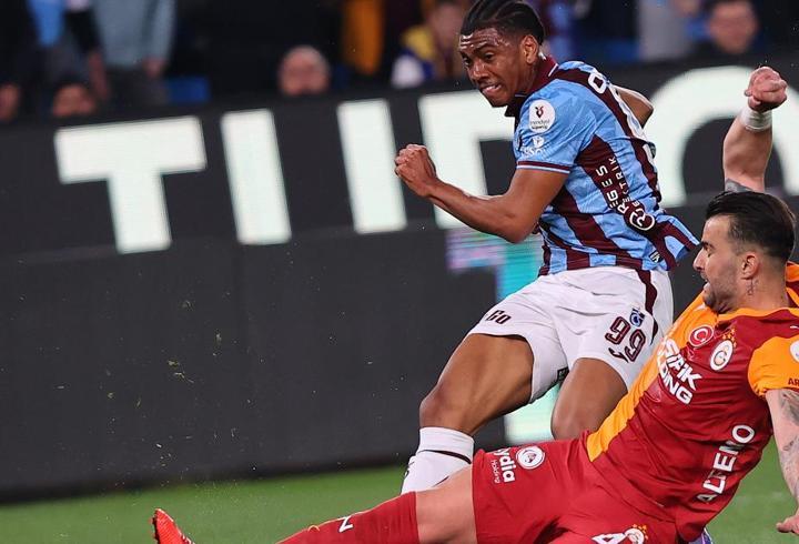 Trabzonspor – Galatasaray maçının ardından saha karıştı! Kırmızı kart çıktı