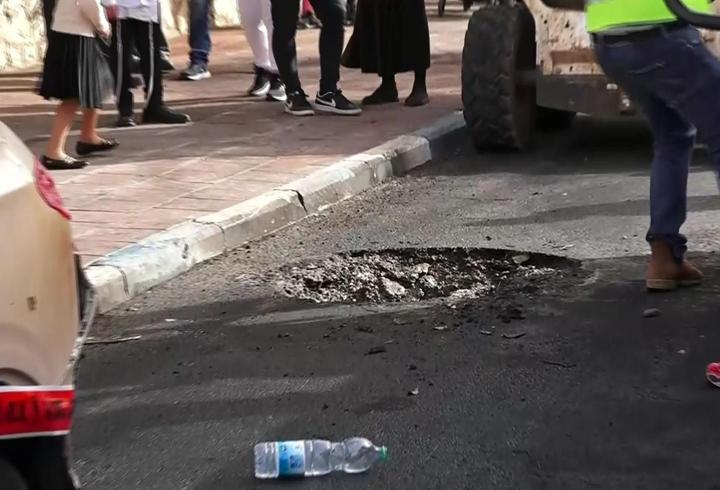 İran füzesi İsrail’e düştü: Çukur açıldı