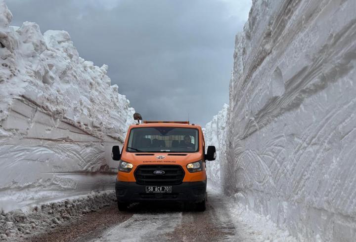 Erzincan’da 4 metreyi aşan karla mücadele