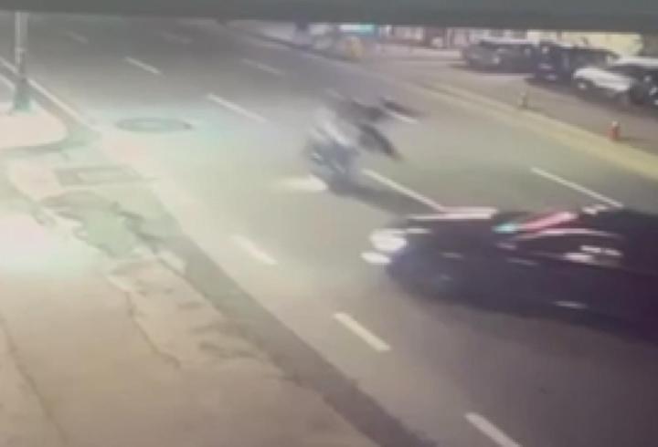 Beşiktaş’ta motosikletle otomobile çarparak takla atan 2 kişi öldü; kaza anı kamerada