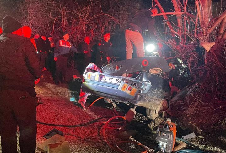 Otomobil ağaca çarptı: 2 ölü, 2 yaralı