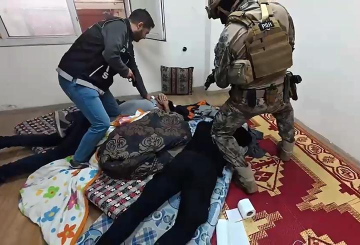Uyuşturucu hap üretilen depoya operasyon: 9 gözaltı