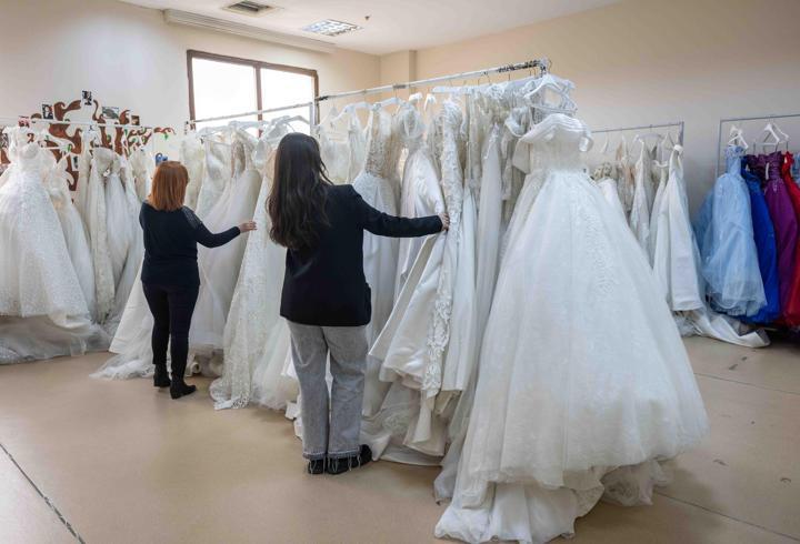 Bornova'da ihtiyaç sahibi gençlere gelinlik desteği