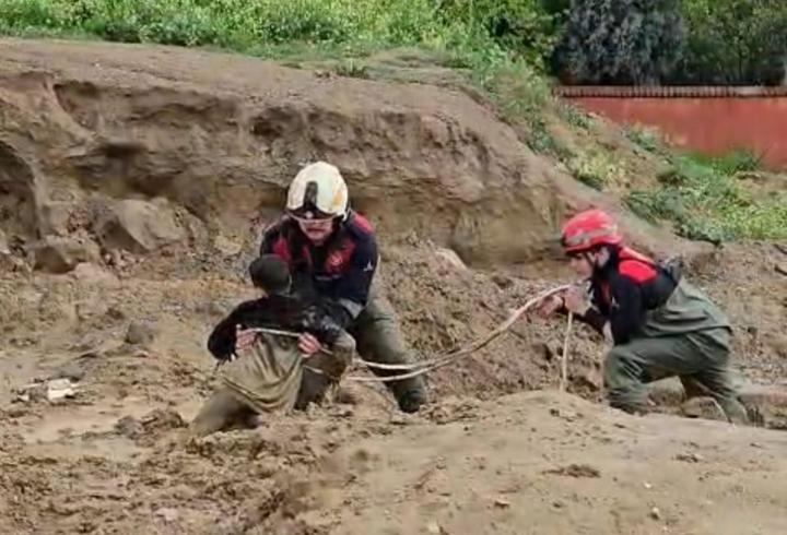 Torbalı'da çamura saplanan iki çocuğu itfaiye kurtardı