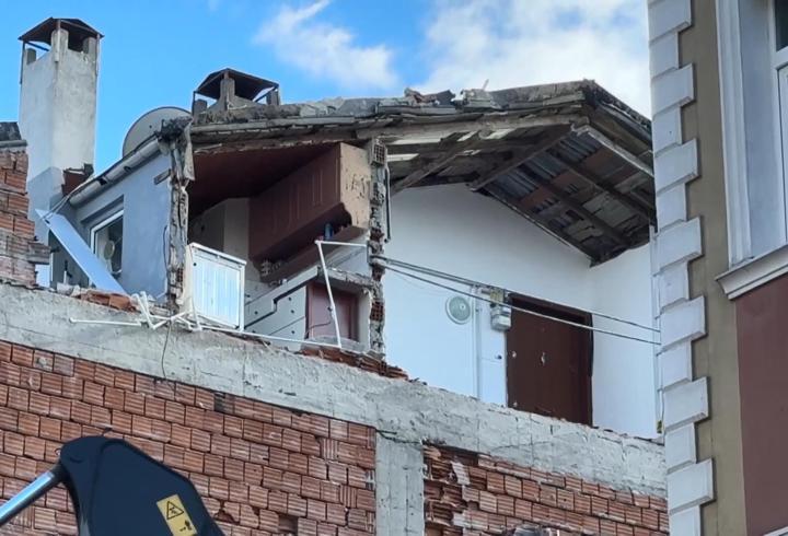 Avcılar'da yıkım sırasında bitişikteki apartman zarar gördü: Binamızın duvarı yok