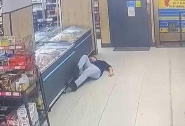 Küçükçekmece’de kendilerinden şüphelenen market çalışanına yumruk atıp kaçtılar