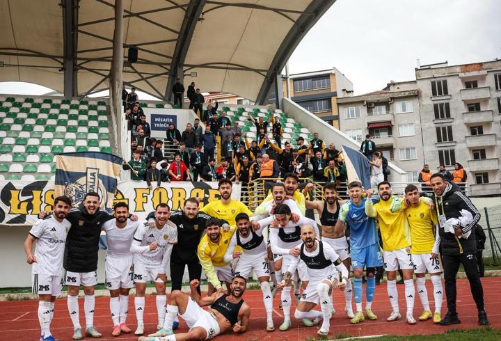 Aliağa FK yarışı bırakmadı