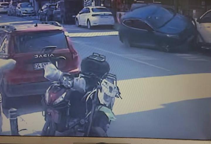 Küçükçekmece’de park halindeki cipe çarpan otomobil takla attı