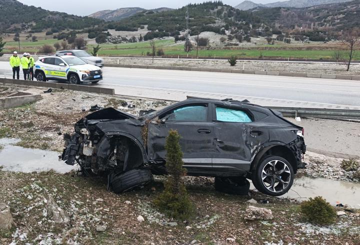 Takla atan otomobildeki 3 kişi yaralandı