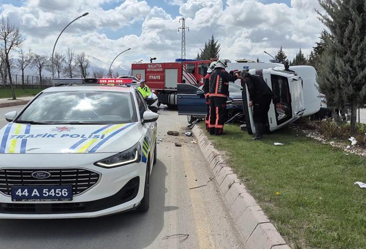 Malatya'da otomobil ile hafif ticari araç çarpıştı: 3 yaralı
