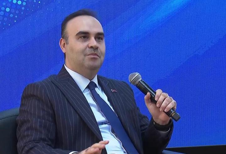 Maltepe'de motosiklet kiralama işi yapılan iş yerinde alacak meselesi nedeniyle çıkan bıçaklı ve silahlı kavgada, silahla başından vurulan Onur Şeker (32) hayatını kaybetti. Şeker'in bıçakla yaraladığı Hüseyin Y. Y. (35) ile Kerem G. hastaneye kaldırıldı.

3