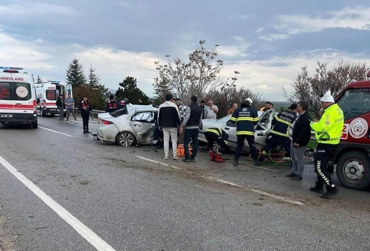Eskişehir’de otomobil karşı şeride geçip başka otomobile çarptı; 4 ölü, 2 yaralı