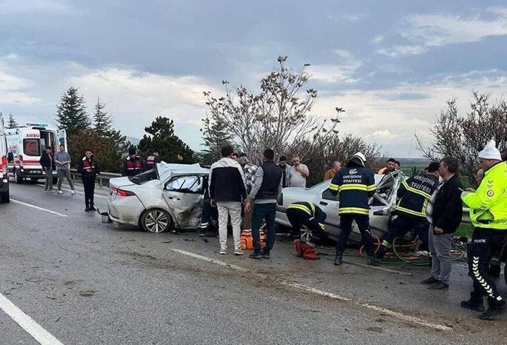 Karşı şeride geçip başka otomobile çarptı; 4 ölü, 2 yaralı