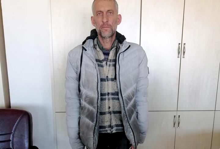 Dolandırdığı kişilerden aldığı ürünleri seyyar tezgahında satarken yakalandı