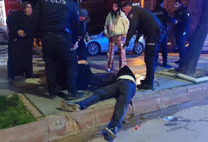 'Yan bakma' kavgası; 2 kardeş ile anneleri yaralandı