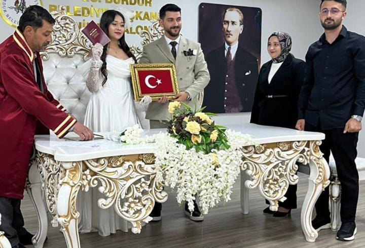 Muhtar nikahını kıydığı kızına Türk bayrağı hediye etti