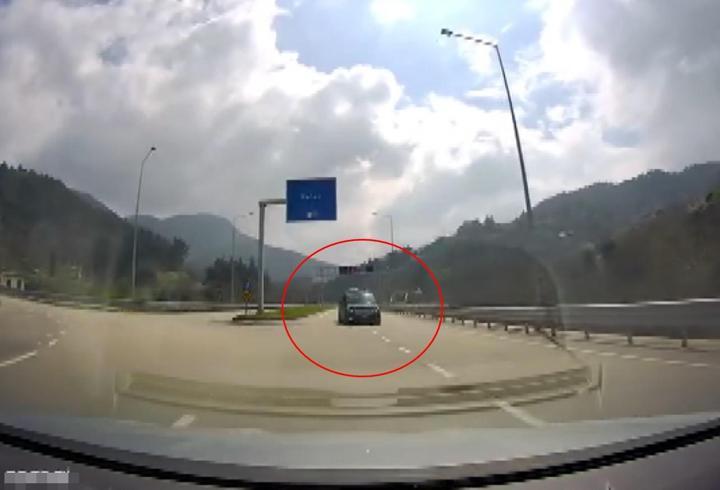 Minibüsüyle ters yönde ilerleyip trafiği tehlikeye attığı anlar kamerada