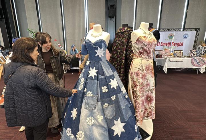 Atık kot pantolonlardan elbise, pazar arabası ve kadın çantaları üretti