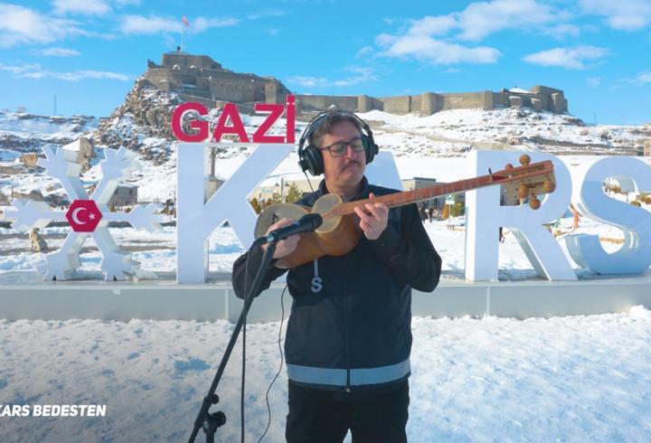 Kars polisi hem çaldı hem söyledi