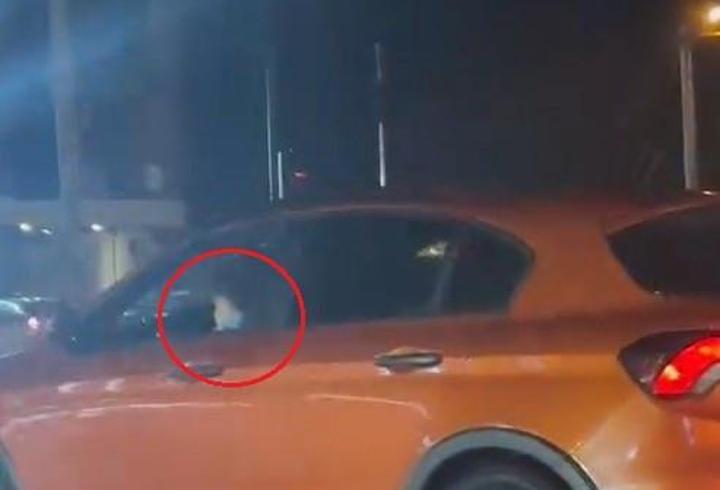 Kucağındaki çocukla otomobiliyle trafikte ilerledi