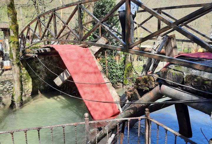 Sakarya’da asma köprü çöktü: 2 yaralı