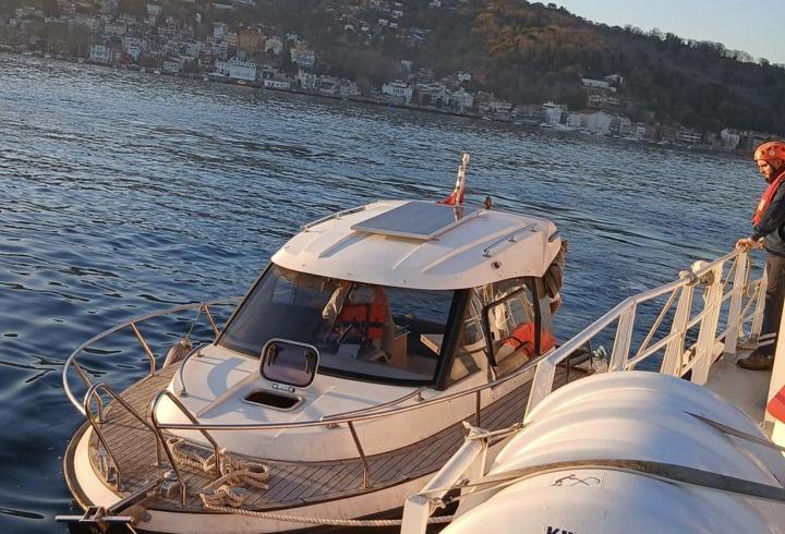 Sarıyer'de sürüklenen ve içinde 2 kişi bulunan tekne kurtarıldı