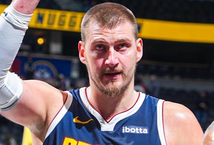Nikola Jokic, NBA play-off öncesi bir kez daha maça damga vurdu