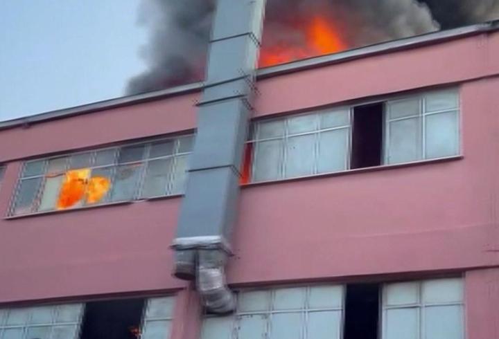 Başakşehir'de geri dönüşüm tesisinde çıkan yangın söndürüldü