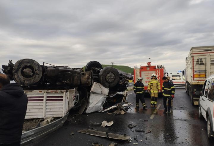 Diyarbakır’da briket yüklü TIR devrildi