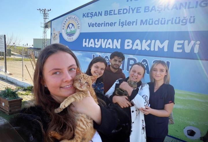 Bakımevinde tedavileri tamamlanan engelli kedileri, anne ve kızı sahiplendi