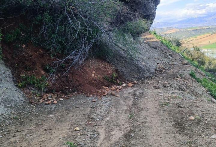 Adana’da heyelan nedeniyle köy yolu kapandı