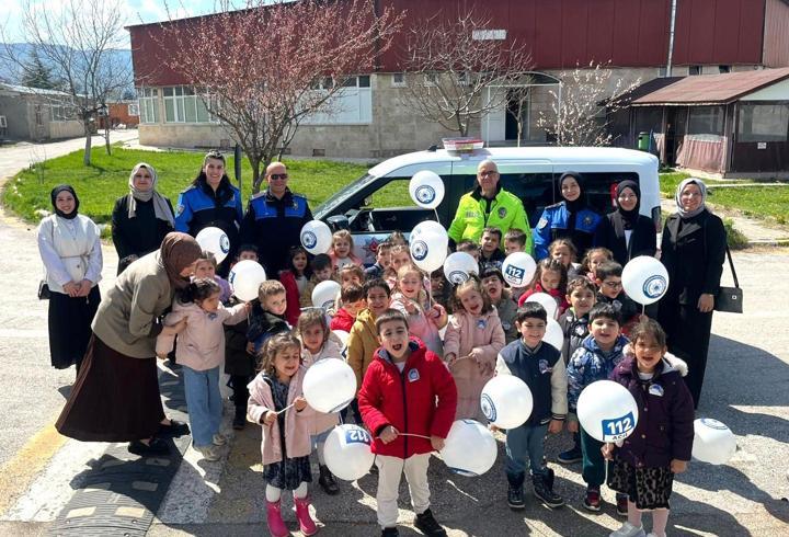 Anaokulu öğrencilerine polis anlatıldı