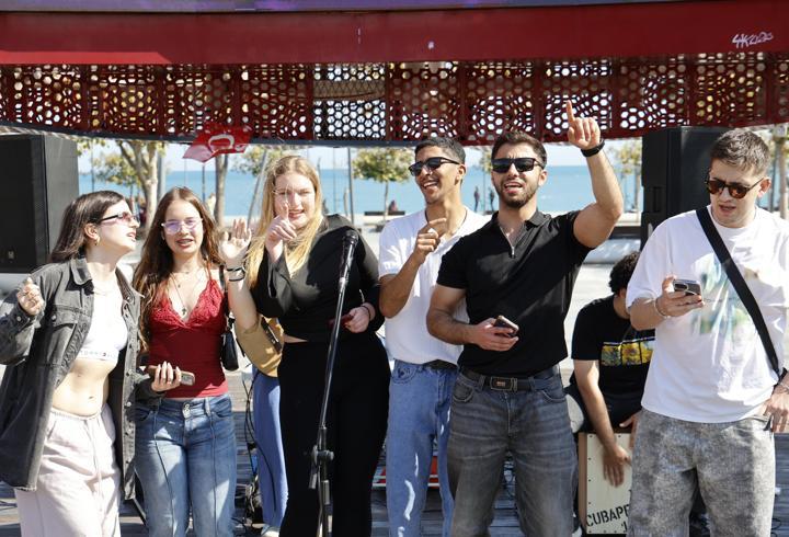 Erasmuslu gençlerden mini konser