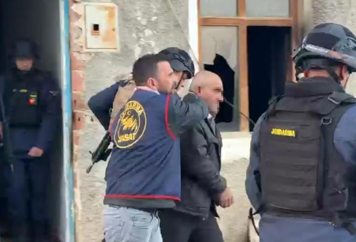 2 evi ateşe verdi, gelen jandarma ekiplerine saatlerce direndi