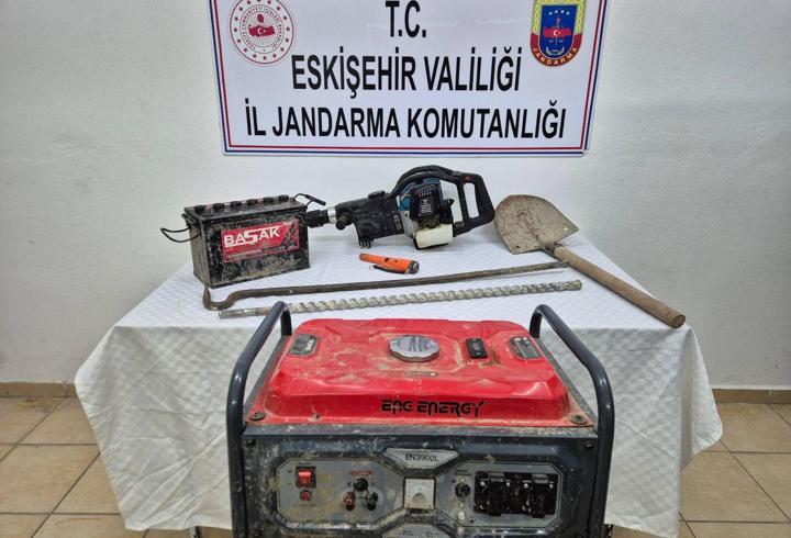 Eskişehir’de kaçak kazıya; 2 gözaltı