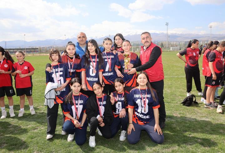 Niğde'de yıldızlar ragbi müsabakaları tamamlandı