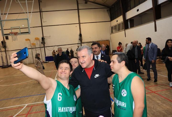 Bakan Bak, down sendromlu sporcularla maç yaptı