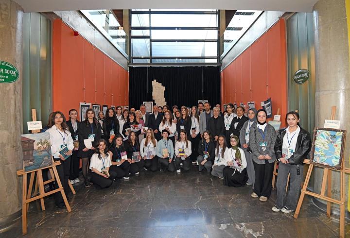 Bursa’da ‘Edebiyattan Sanata Yolculuk’ isimli sergi ziyarete açıldı