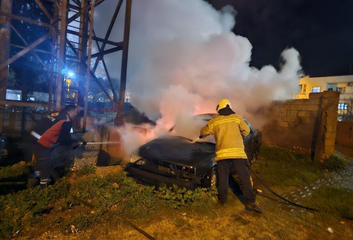 Mardin'de park halindeki otomobil yandı