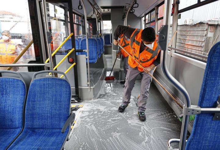 Büyükşehir toplu ulaşım araçlarını temizliyor