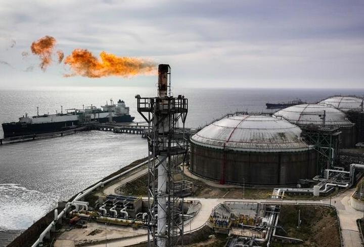 ABD–İran ateşkesi enerji piyasalarını sarsarak fiyatları sert düşürdü