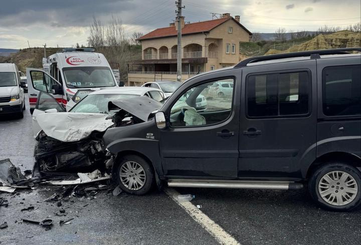 Nevşehir'de hafif ticari araç ile otomobil çarpıştı: 5 yaralı