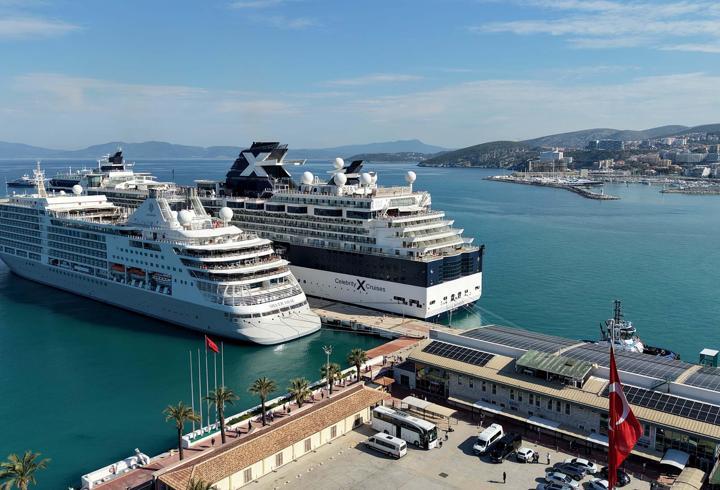 Kuşadası'na 2 kruvaziyerle denizden 2 bin 723 turist geldi